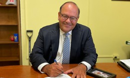 Philadelphia City Council member Allan Domb signs a resignation letter that was delivered to Council President Darrell Clarke on Monday, Aug. 15, 2022.