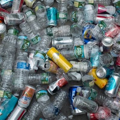 众多立法者支持将纽约塑料包装减少一半的计划