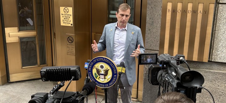 Rep. Dan Goldman speaks to the press outside the federal building at 290 Broadway on May 29, 2025.