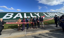 Mayor Eric Adams (third from left) joins Bronx politicos to cut the ribbon on the Bally’s Golf Links.