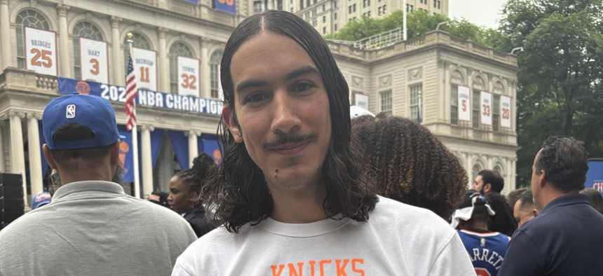 Gustavo Gordillo wore a “Knicks in 5 Claire in 7” shirt to the Knicks celebration at City Hall.